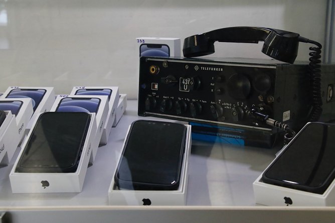 Die museumsreife Technik wird zwar nicht mehr zum Einsatz kommen, der Sprechfunk bleibt aber das Hauptkommunikationsmittel der Polizei (Foto: agl)