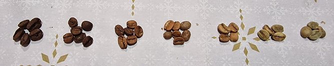 Von rechts nach links: Vom Rohkaffee zur fertig ger&ouml;steten Bohne (Foto: nnz)