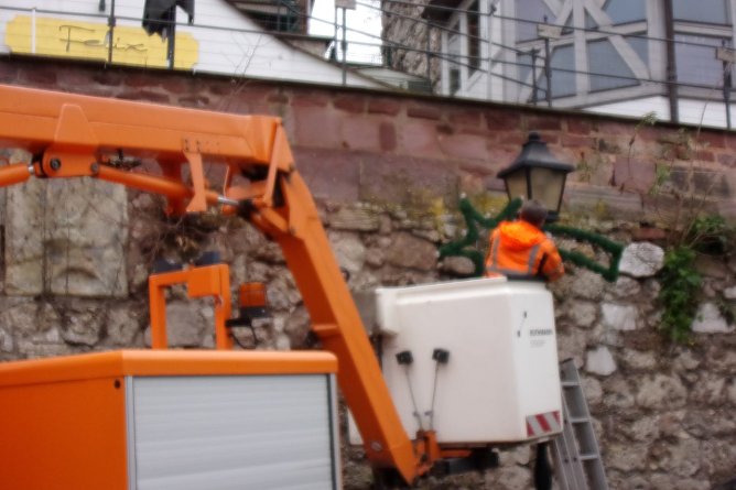 Hier wird die Weihnachtsbeleuchtung in der Altstadt angebracht (Foto: Hans-Georg Backhaus)