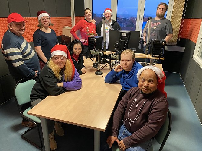 Die inklusive Redaktionsgruppe "SchrägSTRICH" geht bald live on air (Foto: Radio Enno) Die inklusive Redaktionsgruppe "SchrägSTRICH" geht bald live on air (Foto: Radio Enno)