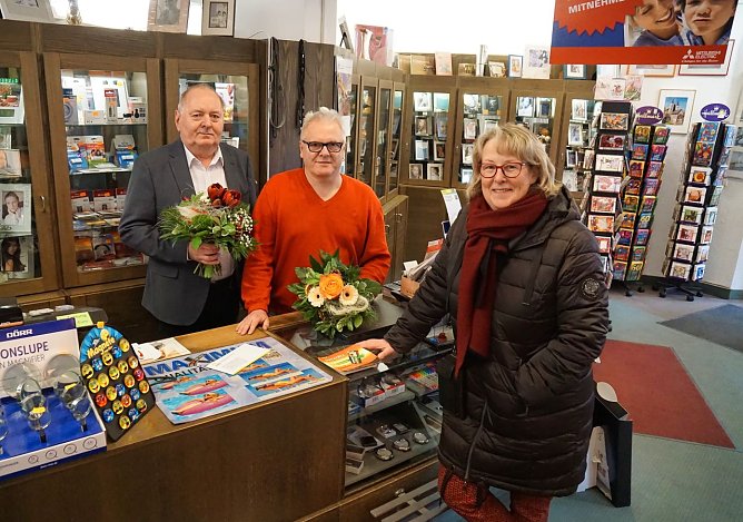 Foto: Eberhard Kopyra &uuml;bergibt sein Gesch&auml;ft an seinen Mitarbeiter Torsten Wiegand. SWG-Chefin Inge Klaan &uuml;berbrachte beiden Blumen.  (Foto:  SWG/S.Schedwill)