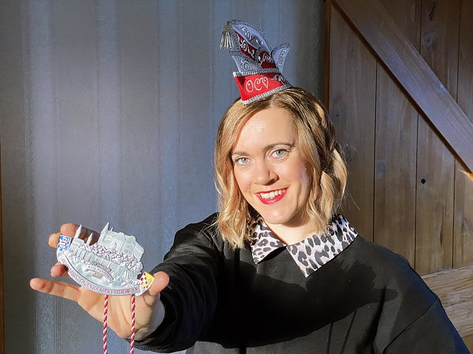 OCV-Pr&auml;sidentin Doreen Baufeldt zeigt neuen Orden des Landesverbandes (Foto: Sandra Witzel)