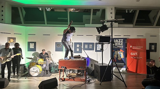 Jazzfesteröffnung in der Kreissparkasse Nordhausen am 07. Oktober 2022 (Foto: Holger Gonska) Jazzfesteröffnung in der Kreissparkasse Nordhausen am 07. Oktober 2022 (Foto: Holger Gonska)