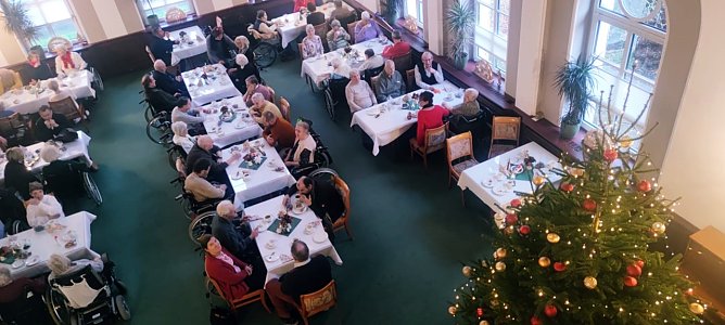 Weihnachten in der Ilfelder Neanderklinik (Foto: Neanderklinik Harzwald GmbH) Weihnachten in der Ilfelder Neanderklinik (Foto: Neanderklinik Harzwald GmbH)