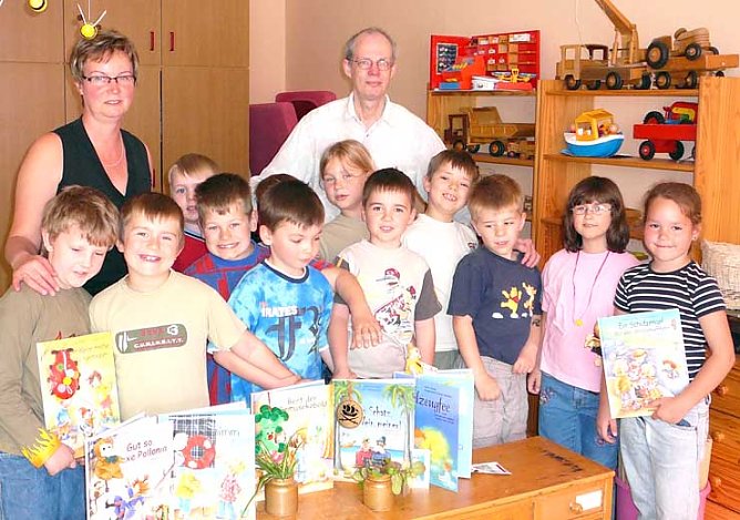 &Uuml;bergabe der B&uuml;cher (Foto: nnz)