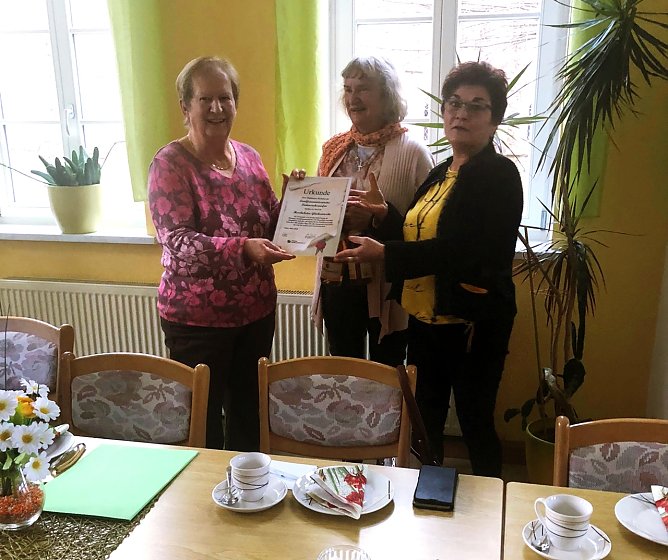 Urkunde für die Niedersachswerfer Landfrauen (Foto: Waltraud Schwolow) Urkunde für die Niedersachswerfer Landfrauen (Foto: Waltraud Schwolow)