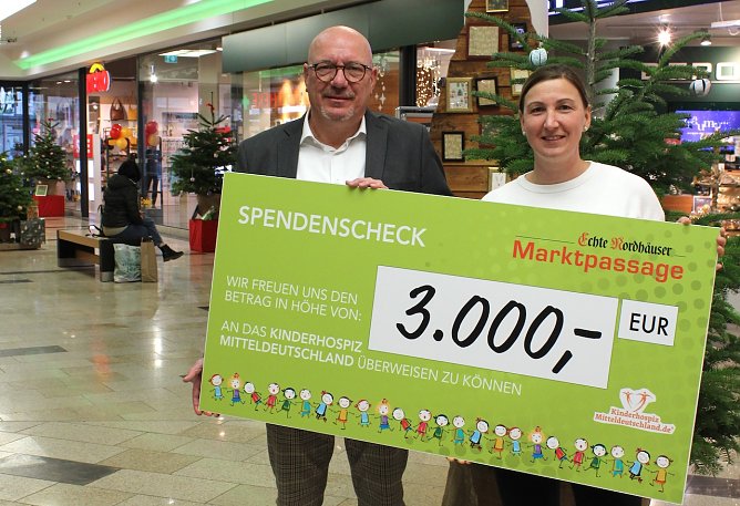 Centermanager Torsten Pietzsch übergibt den symbolischen Scheck (Foto: J.Lautenbach) Centermanager Torsten Pietzsch übergibt den symbolischen Scheck (Foto: J.Lautenbach)