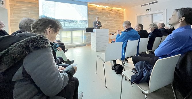 Diskussionen um die weitere Gestaltung des Ehrenfriedhofs (Foto: Stadtverwaltung Nordhausen) Diskussionen um die weitere Gestaltung des Ehrenfriedhofs (Foto: Stadtverwaltung Nordhausen)