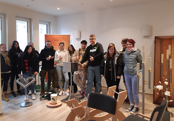 IWK Schüler zu Gast im Bestattungshaus (Foto: IWK) IWK Schüler zu Gast im Bestattungshaus (Foto: IWK)