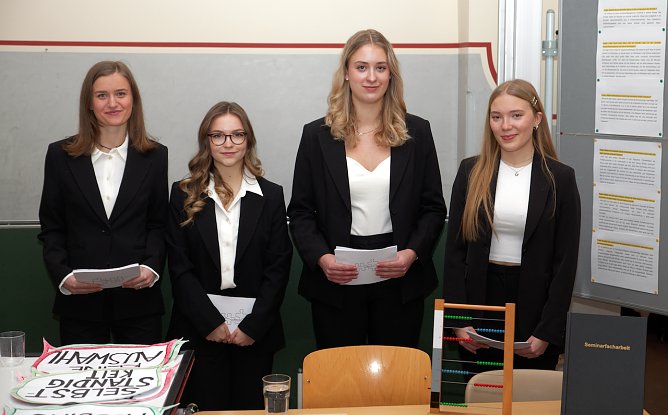 Herder-Gymasiasten verteidigen ihre Seminararbeiten (Foto: H.Roeder)