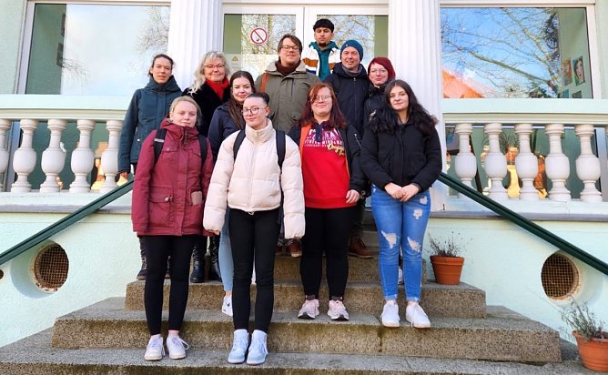 Azubis vorm Familienzentrum (Foto: IWK)