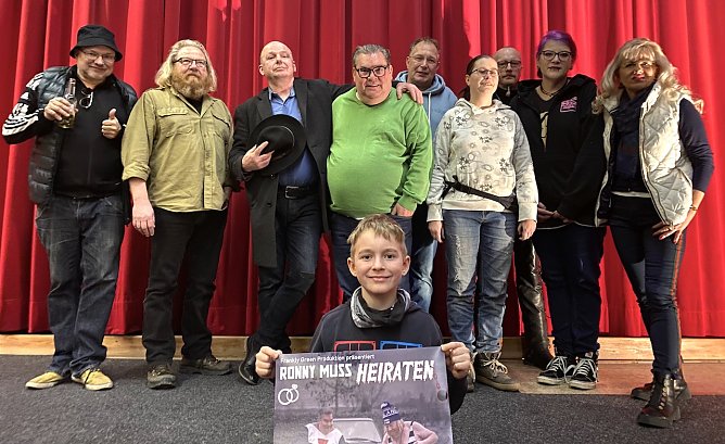 Teile der Filmcrew heute nach der Vorpremiere. Ganz links Regisseur Eric Grun, im Vordergrund sitzt der kleine Nils (Foto: oas)