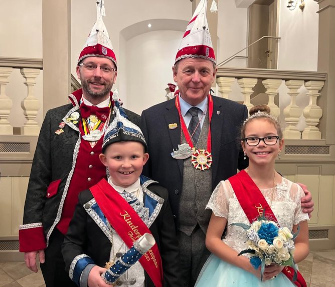 Ministerpr&auml;sident Ramelow, das 1. Landeskinderprinzenpaar aus G&ouml;rsbach sowie der Pr&auml;sident des Landesverbandes Th&uuml;ringer Karnevalvereine, Christoph Matthes (Foto: Michaela Lauer )