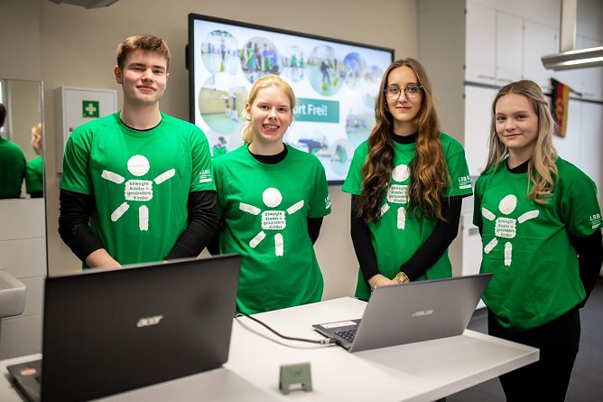 Mit Motoriktest besch&auml;ftigt (Foto: privat)