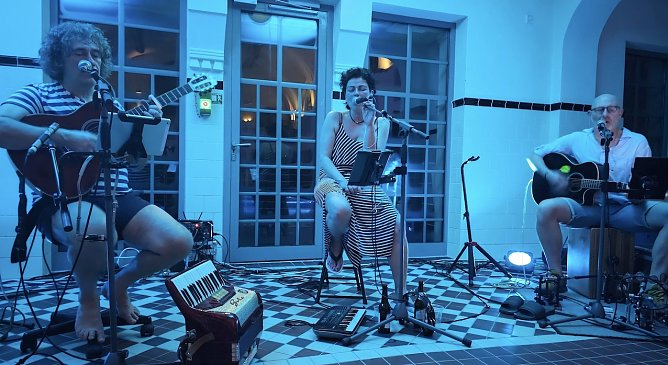 Die Sitzgruppe saß am Beckenrand (Foto: Badehaus) Die Sitzgruppe saß am Beckenrand (Foto: Badehaus)