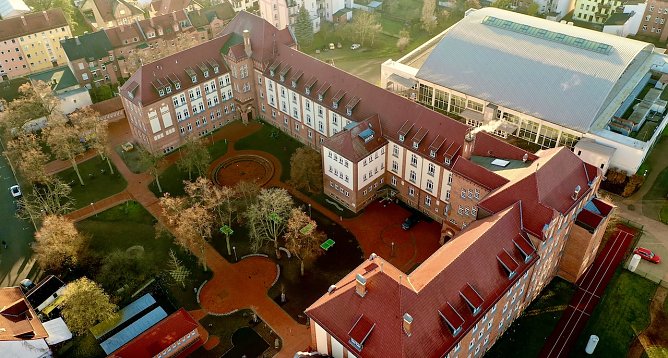 Luftaufnahme des Herder Gymnasiums (Foto: Herder Gymnasium) Luftaufnahme des Herder Gymnasiums (Foto: Herder Gymnasium)