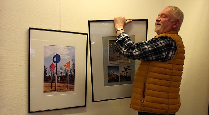Lutz Martin Fgulla hängt seine Werke in der Galerie selbst auf (Foto: HG Backhaus) Lutz Martin Fgulla hängt seine Werke in der Galerie selbst auf (Foto: HG Backhaus)