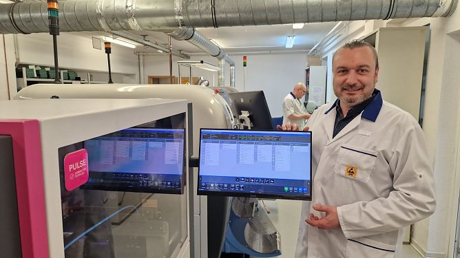 Gesch&auml;ftsf&uuml;hrer der IMG Electronic & Power Systems GmbH Helge Maday am Schablonendrucker der SMD-Produktionslinie (Foto: Claudia Rheinl&auml;nder)