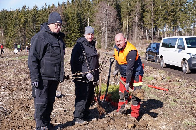 v.l.: Otto Voigt, Enrico Stehr und Maik R&ouml;&szlig;ler packten mit an  (Foto: Cornelia Wilhelm)