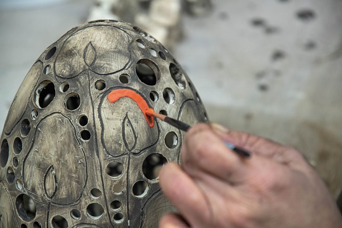 Beim Glasieren braucht es eine ruhige Hand, hier ist es die von Doreen Schomburg (Foto: Nordth&uuml;ringer Lebenshilfe)