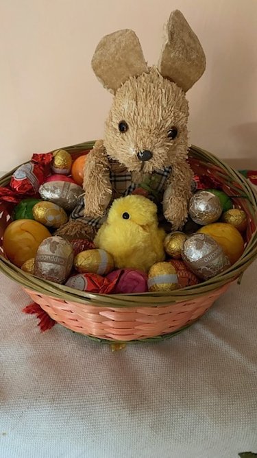 Kuscheliger Osterhase im Osternest (Foto: Jürgen und Christa Manck) Kuscheliger Osterhase im Osternest (Foto: Jürgen und Christa Manck)