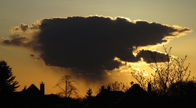 Regenmaschinenhei&szlig;luftballon &uuml;ber Nordhausen gesichtet (Foto: B.Thielbeer)