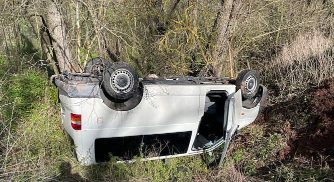 Verunfallter Transporter bei Herreden (Foto: Polizei) Verunfallter Transporter bei Herreden (Foto: Polizei)