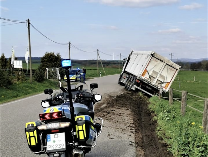 Ein Lkw drohte bei Immenrode umzust&uuml;rzen (Foto: Landespolizeiinspektion Nordhausen)