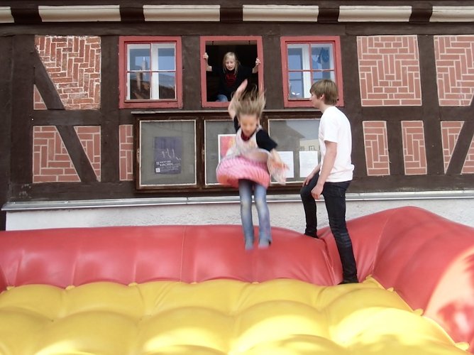 Der Kinder-Kirchen-Laden packt am Freitag das gro&szlig;e H&uuml;pfkissen aus (Foto: KILA)