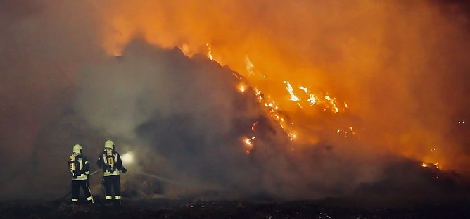 Brennender Strohhaufen im Januar bei Westerengel (Foto: S. Dietzel)