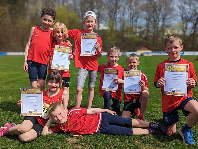 Erfolgreich im roten Trikot: Die Jungen und M&auml;dchen der HSG Nordhausen zeigten, was in ihnen steckt beim Ellricher Stadtwaldlauf. (Foto: HSG Nordhausen)