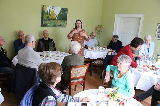 Bei Kaffee und Kuchen konnten die "Aktiven" des Parks aus dem Nähkästchen plaudern (Foto: agl) Bei Kaffee und Kuchen konnten die "Aktiven" des Parks aus dem Nähkästchen plaudern (Foto: agl)