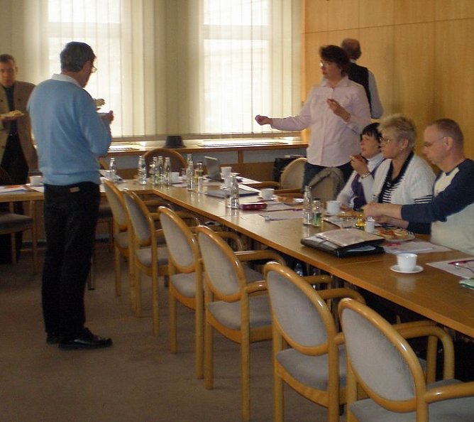 Diskussion auch in den Pausen (Foto: H. Buntfu&szlig;)