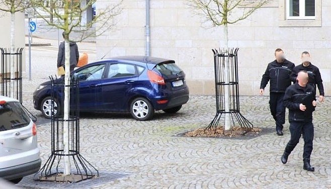 Eines der Fotos, die Kai Liebig zum Antrag auf einen Untersuchungsausschuss veranlassten: Oberb&uuml;rgermeister Buchmann (links im Bild) verl&auml;sst am 31. M&auml;rz seine Arbeitsstelle mit einem Briefumschlag in der Hand. Drei Vollzugsbeamte de Landratsamtes sind rechts zu sehen. (Foto: S.Dietzel)