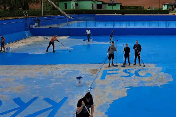 Arbeitseinsatz beim Sponsor: Salzas Jugendkicker im Freibad (Foto: FSG Salza 99)