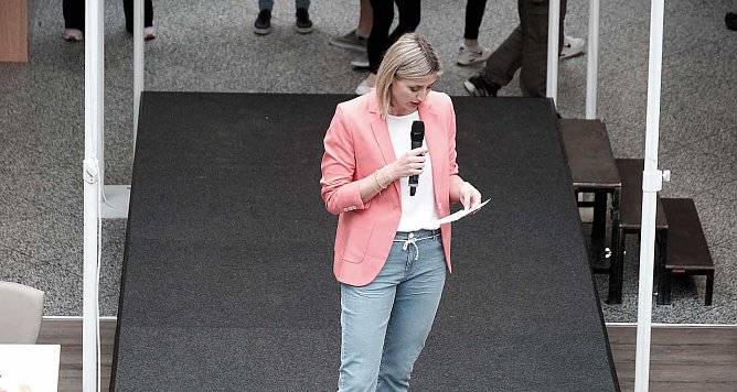 Moderatorin Stefanie Benke stellte neuste Mode vor (Foto: Peter Blei)