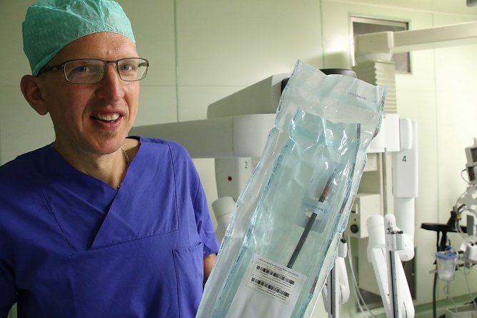 Dr. Torben Glatz pr&auml;sentiert das modulare Instrumentarium des Roboter-Assistenten, das nat&uuml;rlich steril verpackt sein muss (Foto: agl)