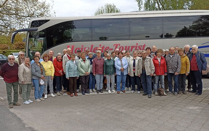 Immer sicher mit Keitel unterwegs. Nach erlebnisreichen Tagen in der L&uuml;neburger Heide erwarten die Landsenioren und -seniorinnen schon freudig die n&auml;chste Reise, die im August nach K&auml;rnten f&uuml;hrt. Vielleicht wieder mit Uwe als Fahrer? (Foto: Uwe Keitel)