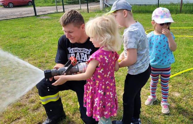 Die Feuerwehr fand im M&auml;rchenland begeisterte Kinder (Foto: DRK Nordhausen)