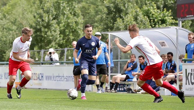 Auch Lennart Liese (im blauen Trikot) konnte seine Mannschaft nicht vor dem Abstieg bewahren  (Foto: FSV Wacker 90)