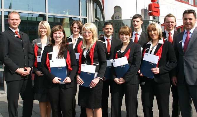 Geschafft: Ausbildung bei Kreissparkasse abgeschlossen (Foto: KSK) Geschafft: Ausbildung bei Kreissparkasse abgeschlossen (Foto: KSK)