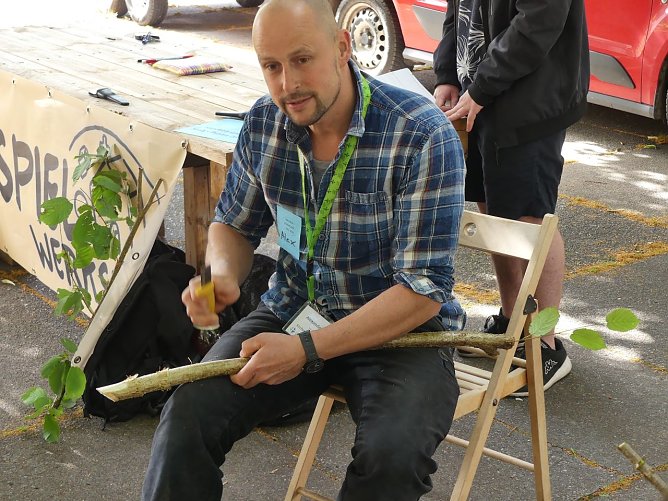 Mit dem selbstgeschnitzen Pilgerstab ist man bestens vorbereitet (Foto: Evangelischer Kirchenkreis S&uuml;dharz)