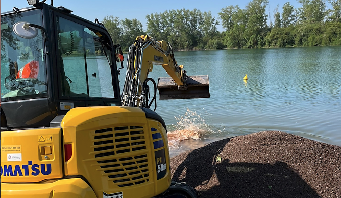 Am Kiesschacht rollte der Bagger und verteilte Kies (Foto: Badehaus)