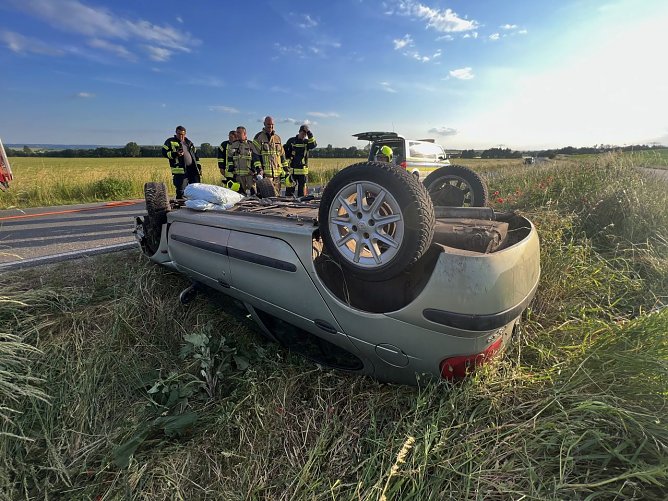 Unfallfahrzeug im Graben (Foto: S. Dietzel)