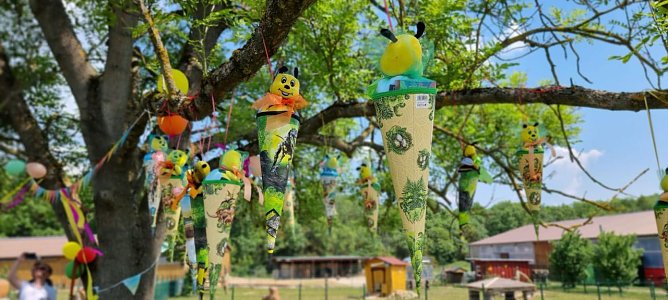 Der Zuckert&uuml;tenbaum ist schon reich behangen (Foto: Kita Domschl&ouml;sschen)