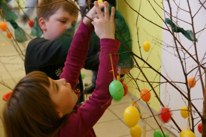 Die Kindergartenkinder bringen Farbe in das MEGEHA (Foto: Mathias Daniel)