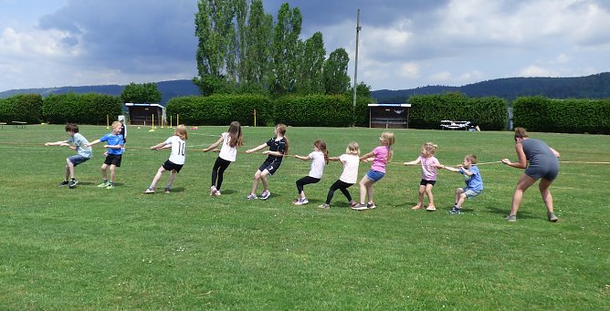 Kindersportfest Tauziehen (Foto: SV Hermannsacker) Kindersportfest Tauziehen (Foto: SV Hermannsacker)