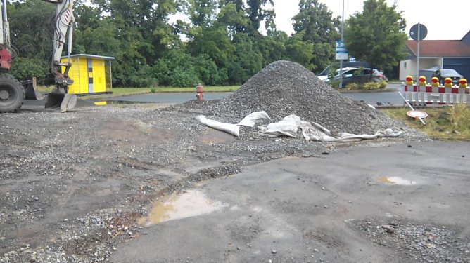 Einen Kieshaufen mussten Kunden umrunden, die aus der nahen Hardenbergstra&szlig;e bei Aldi einkaufen wollen. Kurzzeitig war hier die Auffahrt zum Parkplatz. (Foto: Anton Adlerauge)