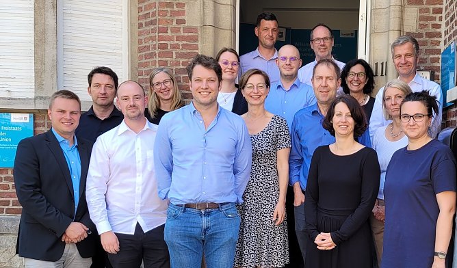 Gruppenfoto aller Delegationsteilnehmer(innen) vor der Landesvertretung des Freistaats Th&uuml;ringen bei der Europ&auml;ischen Union (Foto: ThLEUV)