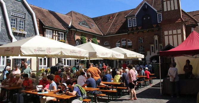 Hof- und Genussmarkt in der Traditionsbrennerei (Foto: agl) Hof- und Genussmarkt in der Traditionsbrennerei (Foto: agl)